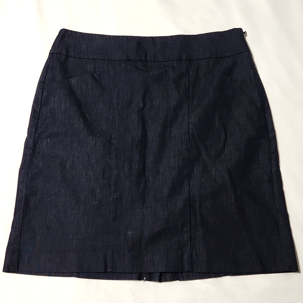 Loft size 6 Navy skirt